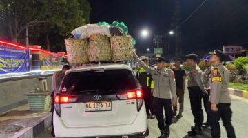 Polres Aceh Tenggara Gelar Razia Malam, Sopir Travel Bermuatan Berlebih Ditegur Humanis