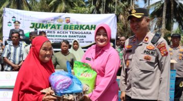 Jumat Berkah, Kapolres Aceh Tenggara dan Bhayangkari Salurkan Bantuan untuk Korban Kebakaran di Kute Bakhti