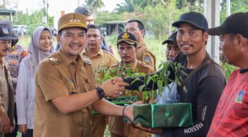 Perkuat Ketahanan Pangan Dan Tekan Laju Inflasi: Walikota Tebing Tinggi Pimpin Gerakan Tanam Bawang Merah Di Kelurahan Mekar Sentosa.