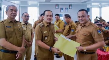Serahkan SK Program Indonesia Pintar, Wali Kota Tebing Tinggi Minta Kepala Sekolah Bekerja Adap tif Dan Berintegritas