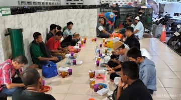 Jelang Azan Magrib, Jamaah dan Musafir Berbuka Bersama di Masjid Jamik Kebun Bunga