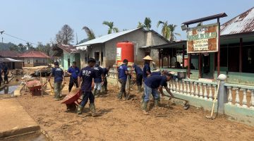 Lapas Sibolga Bersama TNI Bantu Bersihkan Rumah dan Fasilitas Umum Warga Terdampak Banjir