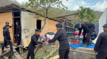 JUMAT BERKAH BRIMOB POLDA ACEH, BERBAGI DAN MEMBANTU MASYARAKAT TERDAMPAK BANJIR DI GAYO LUES