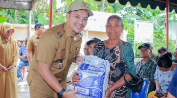 Serahkan Bantuan Pangan, Wali Kota Tebing Tinggi Minta BantuanTidak Diperjualbelikan